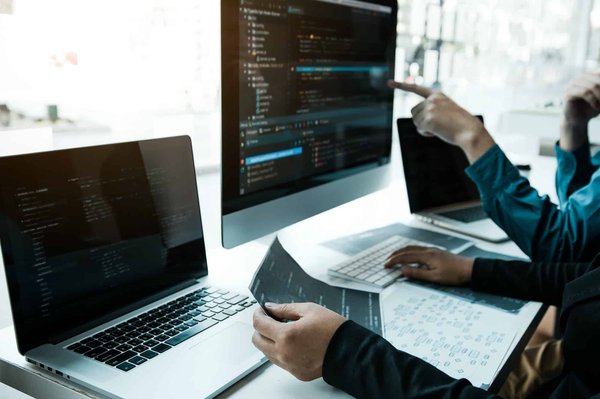 Refonte site vitrine et site e-commerce : le recours à une agence web à Saint-Étienne est-il plus avantageux ?